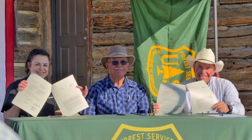 USFS, grazing association sign agreement