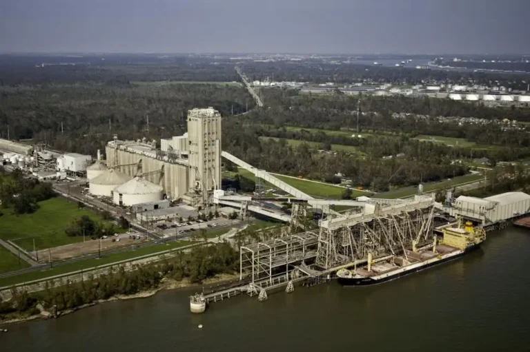 Mississippi River port